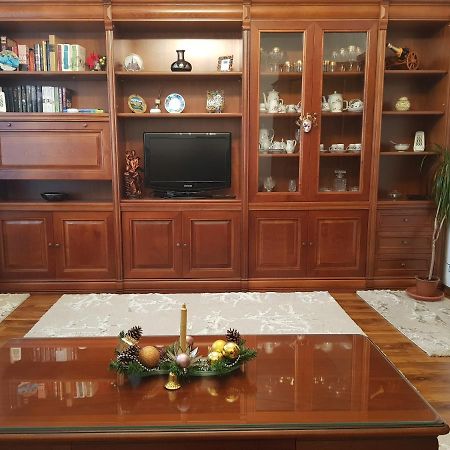 Appartement Garsoniera Mihaela à Petroşani Extérieur photo
